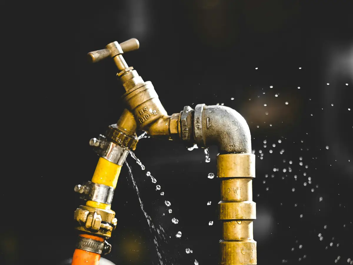 Rörmokare på akut VVS-utryckning vid läcka